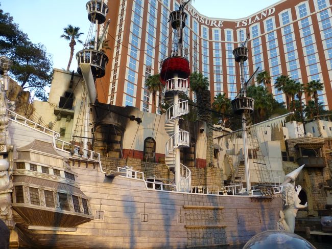 今度は7時から始まるショーを見るためにトレジャーアイランドに向かいます。<br /><br />正面玄関までたどり着きましたが、会場が分からず、エントランスの方に聞いたら会場まで連れてってくれました。<br />今回の旅行では本当に皆さん親切で助かりました。