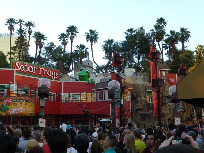 右側からは男性の海賊船が！