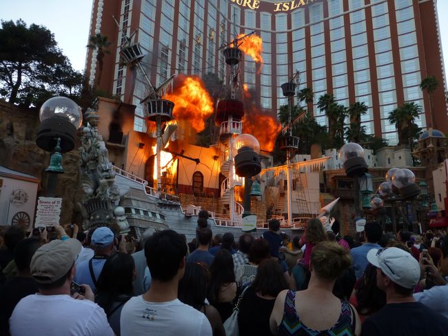 男性の海賊船に攻撃されて火を吹く女性の海賊船。