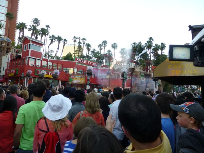 でも女性達が踊りだすと、海が荒れ、男性の海賊船は沈没してしまいました。