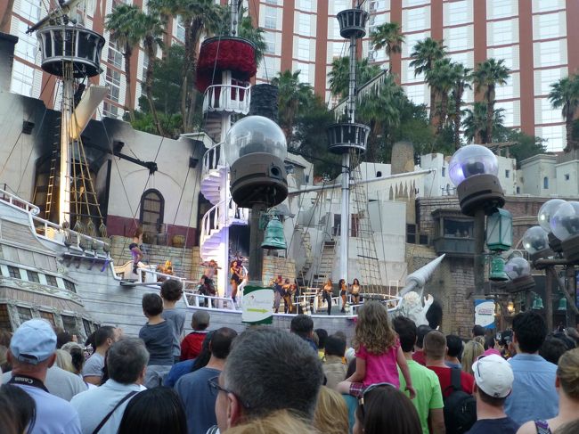 女性の海賊船にみんな乗り移ってダンス。