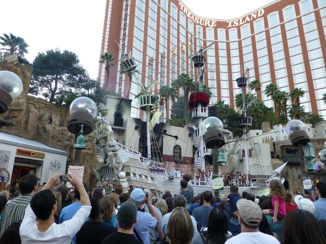 分かるかな〜。<br /><br />左のマストから男性が飛び込みしてます。<br /><br />20分のショーが終了。<br />すごい人混みをかき分けて再びベラッジオに向かいます。