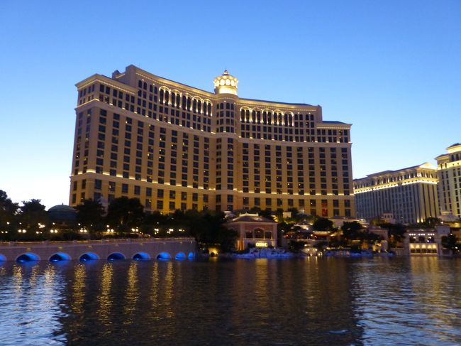 ベラッジオ<br /><br />この時の曲は雨に歌えば。<br /><br />iPhoneで動画を撮ったので、暇な時に見ては思いだしてます。<br /><br />ここでも先ほどのお二人と再会！<br />お二人も一度ここを離れたそうですが、再び戻って来たとか。<br />始まるまでお話して楽しくすごせました。