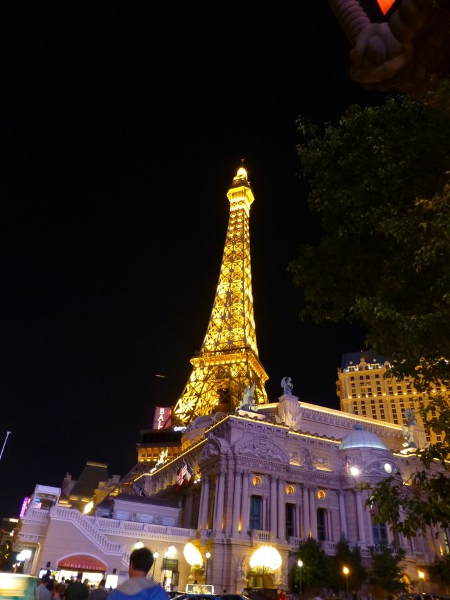 さて、最後の夜はパリスのエッフェル塔に上りましょう。