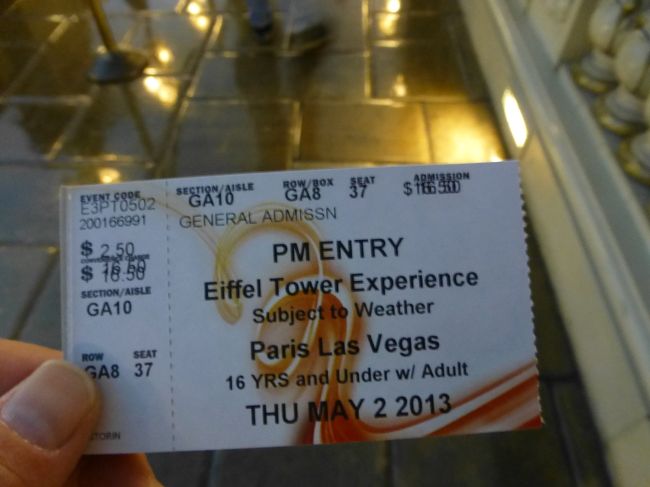 ガイドブックでは15ドルだったのに、19ドルに値上がりしてた…！<br /><br />エッフェル塔入場料（夜間）　19ドル