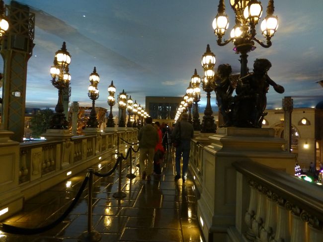 こちらでオーストラリアからの男性に話しかけられました。<br /><br />ラスベガスは2泊だけで、この後シカゴへ移動するとか。<br /><br />色々お話してエレベーターを待ちました。