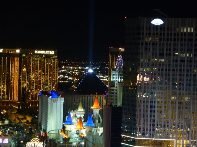 ルクソールのピラミッドの光が見えました〜。