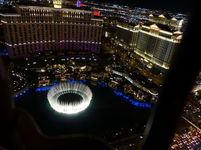 丁度ベラッジオの噴水ショーが始まりました。<br /><br />音楽はかすかにしか聞こえないけど、全体像が見えて綺麗でした。