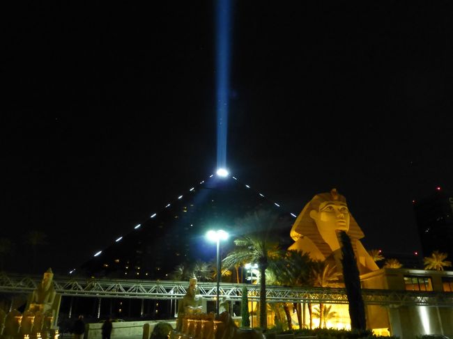 ルクソールのライトアップも最初で最後。