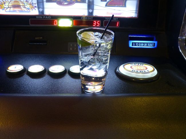 この日はカジノ初体験！<br /><br />25セントのスロットで遊んだら、5ドルが10ドルに！<br /><br />止めなかったので吸い込まれた（笑）<br /><br />でも丁度飲み物聞きに来てくれたので、ジントニックをオーダー。<br /><br />カジノでお酒を飲むのも目的の一つだったんですよ〜。<br />目的果たせて満足です！