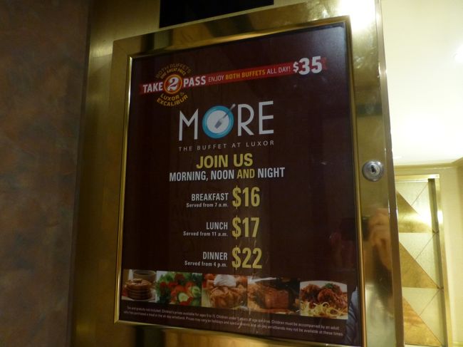 エレベーターの中のビュッフェの案内。<br /><br />朝食　16ドル<br />昼食　17ドル<br />夕食　22ドル<br /><br />他に比べて安いですが、行く機会無かった。