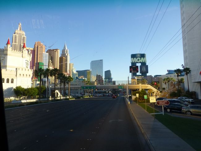 ルクソール前からデュースに乗って目的地へ。<br /><br />朝早かったので、2階の一番前が空いていて、車窓観光！