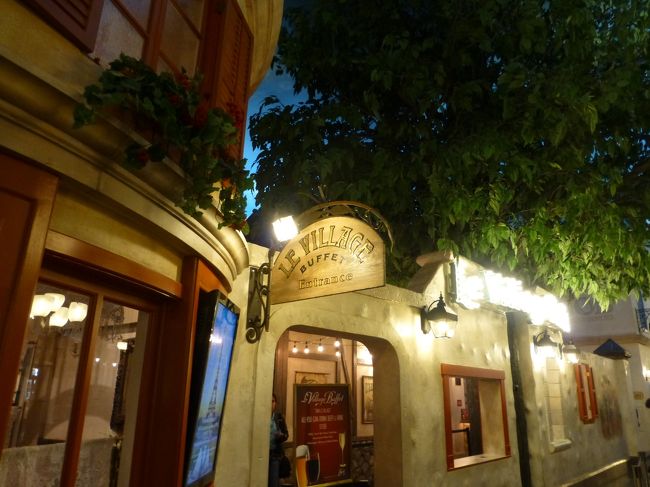 ル・ビレッジ<br /><br />オープンは7時から。<br /><br />ホテルのスタッフに会場を聞いたら、お掃除の手を止めて連れていってくれました。<br />本当に親切な人ばかりでした！