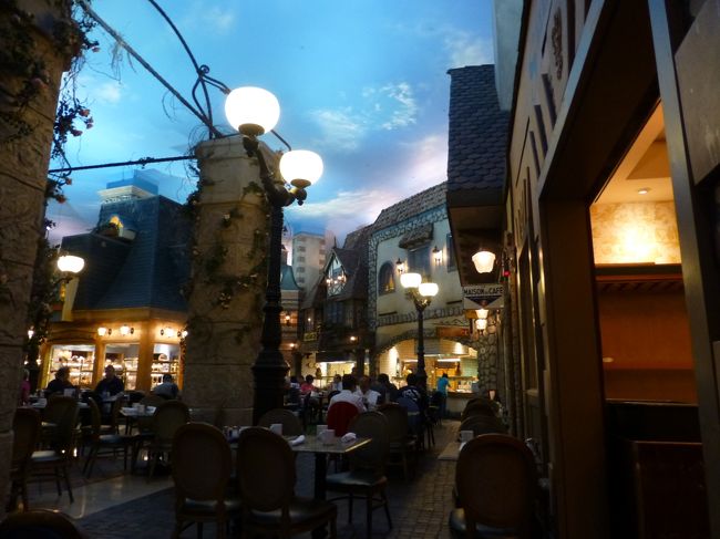 席に案内されたので、目印を置いて早速お料理取りに行きましょう！