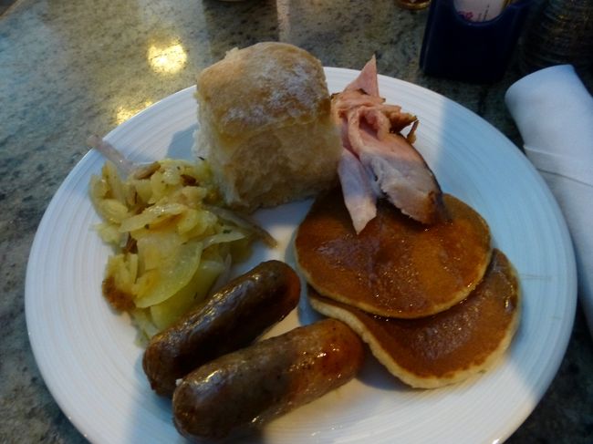 グランドキャニオンで食べたビスケットが美味しかったので、この日もビスケット。<br />フワフワでなかなか美味しかったです。<br /><br />後はパンケーキ。<br />メイプルシロップたっぷりかけました。<br /><br />美味しかったのは左下のソーセージ。<br />ハーブがたっぷり入ってて、ジューシーでとっても美味しかった！！