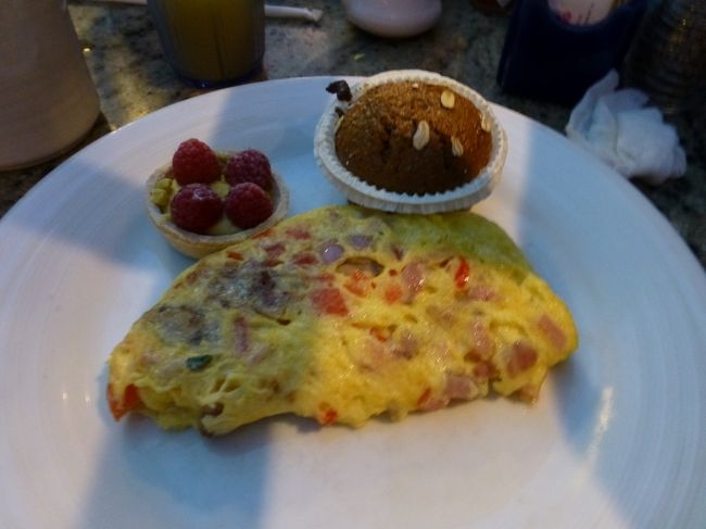 前日にベラッジオでお会いした日本人の方に教えて頂いたオムレツ。<br /><br />実はこのオムレツを教えてもらってお別れした後に、「ホテルの名前間違ってました〜」って追いかけてきてくださったんですよ。<br />なのでそれは食べなくちゃとパリスに来ました。<br /><br />オムレツとっても美味しかった！！<br /><br />左上のラズベリーのタルトは本当はランチの物。<br />おじさんが「特別だよ」って1個くれました！<br />酸っぱくて、タルトサクサクでとっても美味しかったです！