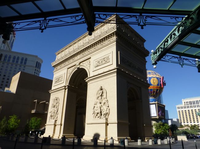 パリスの凱旋門<br /><br />パリスでもちょっとだけスロットしたけど、あっさり吸い込まれ。<br />5分で終了！<br /><br />それなら昨日のスロットをしようとルクソールに戻る事にしました。<br /><br />ルクソールに戻ったら、昨日のスロットにはカバーが…。<br /><br />せっかくなので、1セントのスロットを。<br />そしたらすぐに当たったけど、何分1セントなので、小額。<br />そのまま無くなるまで遊びました。<br />20分くらいは遊べたかな〜。<br /><br />そのあとはルーレットやクラップスのテーブルを見せてもらいました。<br /><br />ルーレット挑戦しようかと思ったけど、最低掛け金10ドルなので、止めました。<br />クラップスも難しそうだった〜。<br />クラップスのディーラーさんとお話しながら楽しく過ごしてチェックアウトです。