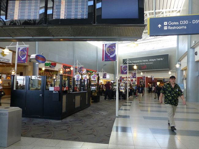 マッカラン空港。<br /><br />実はここでトラブル。<br /><br />自動チェックイン機でチェックインしていたら、最後に300ドルの支払い請求が！！！<br />なんですって〜！！<br /><br />取り敢えずカードの情報は入力せずに終了して、カウンターで聞いたら、「あなたはロサンゼルスで滞在するので、国内線扱いです。国内線は荷物を預けるのにお金が要ります。」とのこと。<br /><br />すでに荷物代も含めて航空券を買っている事、E-チケットも見せましたがダメ…。<br /><br />それでも何とか1個25ドルで落ち着き、スーツケースだけを預ける事に。<br /><br />チェックインを終えてスタバで休憩。<br />マッカラン空港はwi-fiが出来るので、調べてみたら、現在ユナイテッドの国内線での預託荷物には1個目25ドル、2個目35ドルの費用がかかるとのこと。<br /><br />その後ANAのHPからお問い合わせのメールを送りました。<br /><br />翌日にはANAからの回答。<br />やはり国内線でも料金は必要ないとの事。<br />ユナイテッドと直接連絡することになりました。<br />その後ユナイテッドの方と電話で話し調べてもらったら、クレジットカードの利用履歴が無いとのこと。<br />その後カード会社にも確認しましたが、請求はありませんでした。<br /><br />そんな事があったので、帰りのマッカラン空港は全然楽しめず。