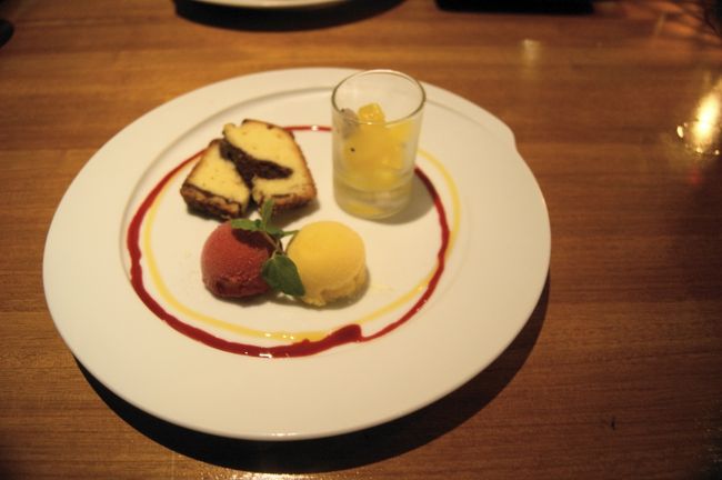 絶妙なタイミングで、ワインを注ぎに来る女性ソムリエとの<br /><br />軽妙なやりとりも楽しめる♪