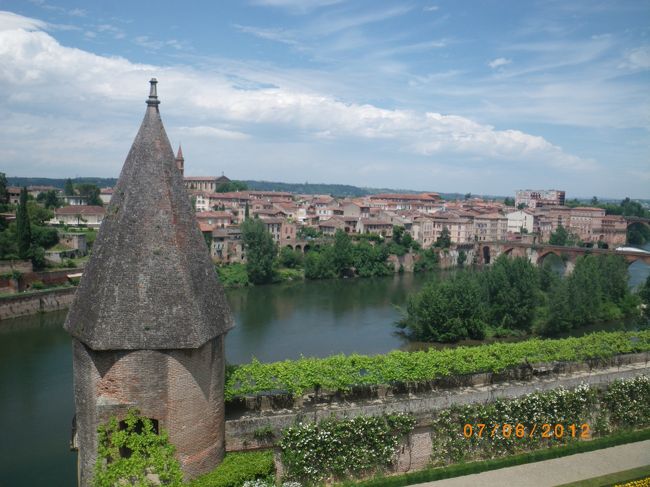 タルン川を眺めているだけで、満たされます・・・。<br /><br />ちなみに、トゥールーズ・ロートレック美術館の庭園からの眺め。