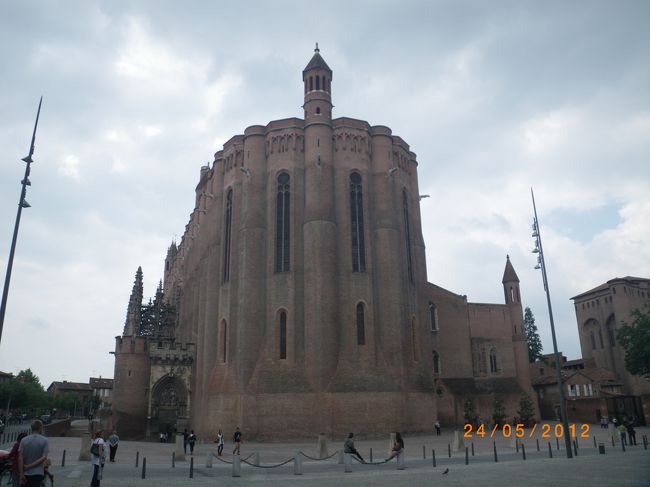 美術館の真横にそびえたつのが、レンガ造りの大聖堂としては世界で一番大きい、<br />セイント・セシル大聖堂。<br /><br />