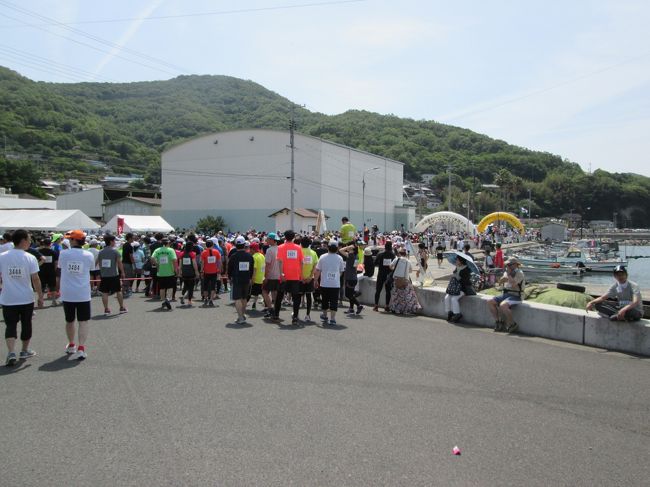 坂手港そばからのスタート、5キロ・10キロハーフがあります。<br />当日限定の高松-坂手間臨時船に申し込んでいましたが、やっぱり待ち時間とか長いので、高松発6：50池田行きにバイクを載せて行きました。バイクをお持ちの方はこれがよいと思います。