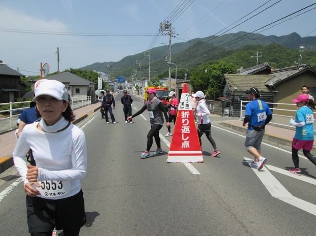 スタートしてやっとの折り返し、疲れた・・・<br />実は沿道のお知り合いにあめちゃんを配りながらのまったり走りです・・・途中であせってあめちゃんぶちまけました(>_<)
