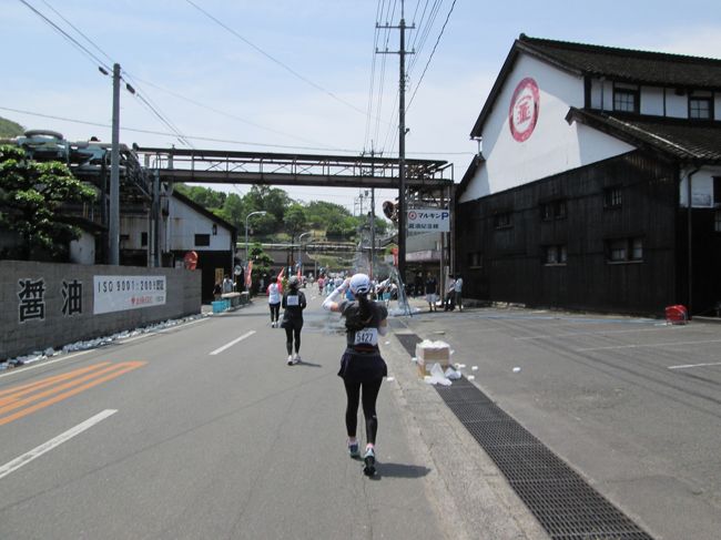 沿道で応援してくれる人もたくさんいます、給水ポイントも多数アリ。