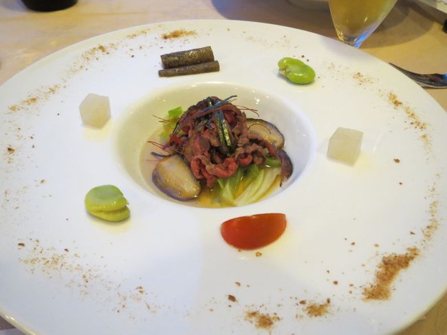 近江八幡駅近くのビジネスホテルにチェックイン。<br />少し休憩をしたのち、この旅のメインイベント、近江牛を食べに。<br />精肉屋「カネ吉山本」直営のレストラン「ティファニー」へ。<br />まずはオードブル。