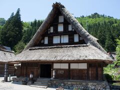 菅沼集落と相倉集落の中間に位置する国指定重要文化財の村上家