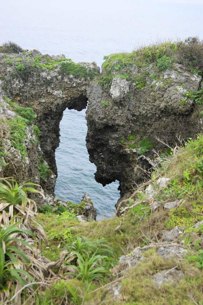 万座毛の遊歩道はぐるり回っても５、６分くらいで<br /><br />途中撮影しながらでも１０分で事足りる。。