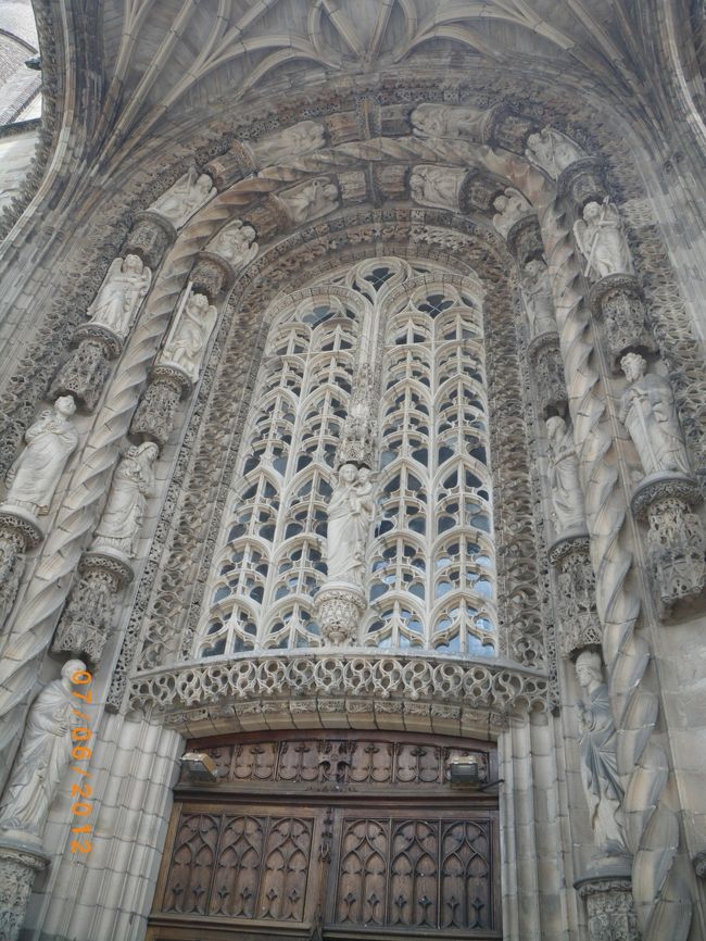 大聖堂への南入り口。<br /><br />フランス革命時にほとんどの銅像は壊され、前世期に置き換えられたとのこと。<br />ST.JEAN（１５世紀初頭）だけが残っているとのこのだけど、<br />どれがST.JEANかわからず・・・・・