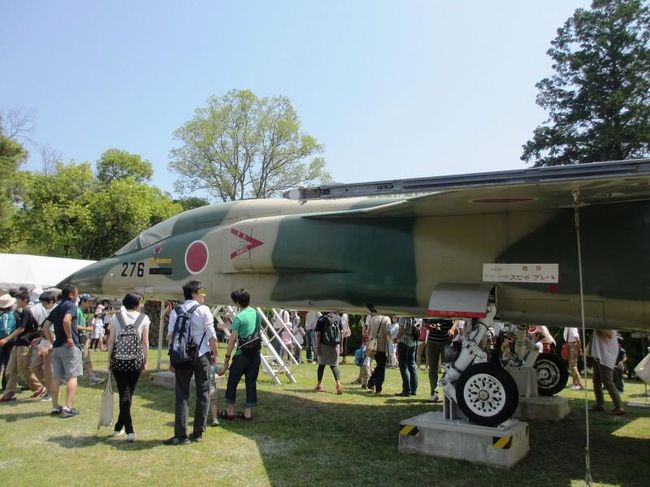 最初に目に付くのが、現役引退機の展示。<br />触るもよし、写真を撮るもよし、ご自由にどうぞ！<br /><br />私は、そんなに興味が無いので(笑)、カッコ良く撮ってあげようという気もさらさら無く(^^ゞ<br /><br />こちらは、表紙写真と同じ『Ｆ−１支援戦闘機』です。