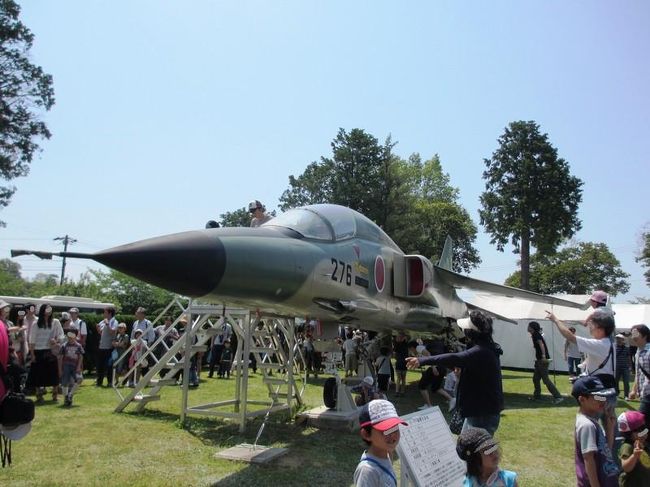 大きいので、どうやって撮ったら良いのか…その前に人が多すぎですが(笑)<br /><br />横に階段が付いてますので、上から操縦席の様子を見ることもできます。<br /><br />写真ではわかりにくいかもですが、その階段を上るのにもかなりの行列なので、あっさり諦めました^_^;