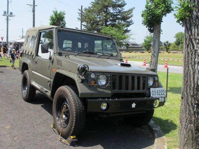 F-1戦闘機の向かいで撮影スポットになっていたのが、こちら。<br /><br />これって、陸自車両ですよね。