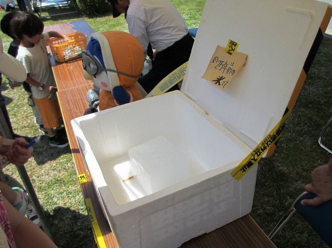 ボールペンが入ったカゴの隣には、南極の氷が！<br /><br />メモ書きにあるように、2万年前の氷だとか。<br /><br />触ってきました〜。<br /><br />私が並んでいる間に無くなっていたのですが、この後、ポケットティッシュももらえたようです(笑)