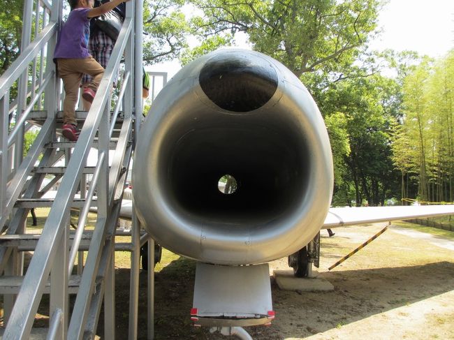 奥のほうに歩いて行くと、いくつかの引退機が並べてある広場に出てきました。<br /><br />こちらは、真正面から見た『Ｆ−８６Ｆジェット戦闘機（旭光）』です。<br /><br />このように穴が空いていて、向こう側が見えるのにビックリ！