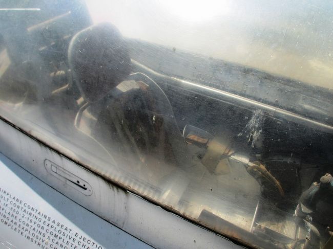 この広場は空いていたので、横の階段を登ってみましたが、操縦席のガラスが曇っていて、あんまり良く見えませんでした。<br /><br />もうちょっと角度を変えて…と思っていたのですが、急に風が強くなり、目に埃が入った私は、激痛に襲われ退散(>_<)<br /><br />ハードコンタクトレンズなので、目を開けられないぐらい痛いんですよね。<br />涙が止まりませんでしたが、トイレもどこにあるかわからないし、しばらく我慢していると埃も流れたようで治まりました。