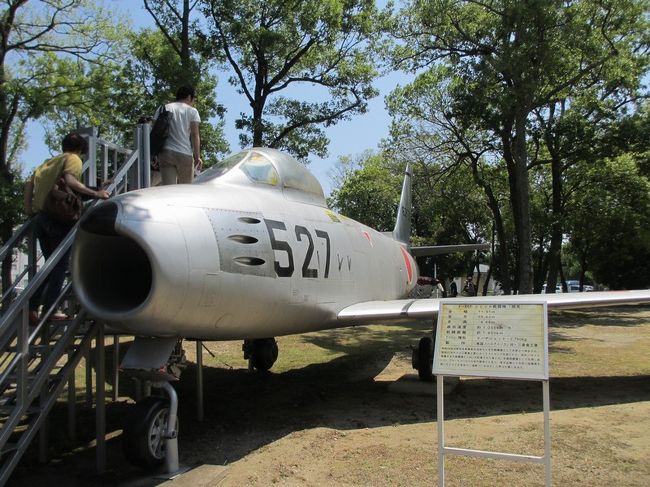 気を取り直して、説明板を入れて撮っておきました。<br /><br />「昭和29年の航空自衛隊創立当初から主力戦闘機として米軍より供与され、昭和31年からは三菱重工業によってライセンス生産された。<br />昭和37年から後継の主力戦闘機F-104Jが配備された後には、支援戦闘機として任務に就いた。<br />ブルーインパルスの初代機体でもあり、東京五輪にて大空に五輪旗を描いたことでも有名で、通称「ハチロク」と呼ばれ親しまれた。」<br /><br />私自身は、へぇ〜ぐらいの感想です(笑)