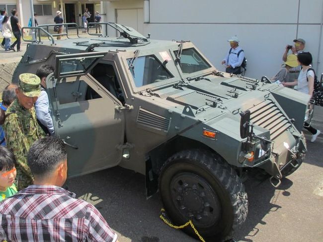他にもいくつかの戦闘機があったのですが、後でも見れるので、とりあえず、奥のほうへ歩いてみます。<br /><br />途中、こんな車両も。<br />写真を撮る人たちで大賑わい！<br />運転席も見せてもらえるようで、お子さんたちが乗せてもらってましたよ。