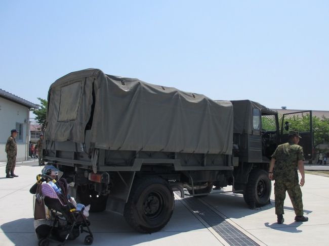 その隣には、この車両。<br /><br />こちらも、運転席を開放してあって、やはりお子さんたちに大人気！