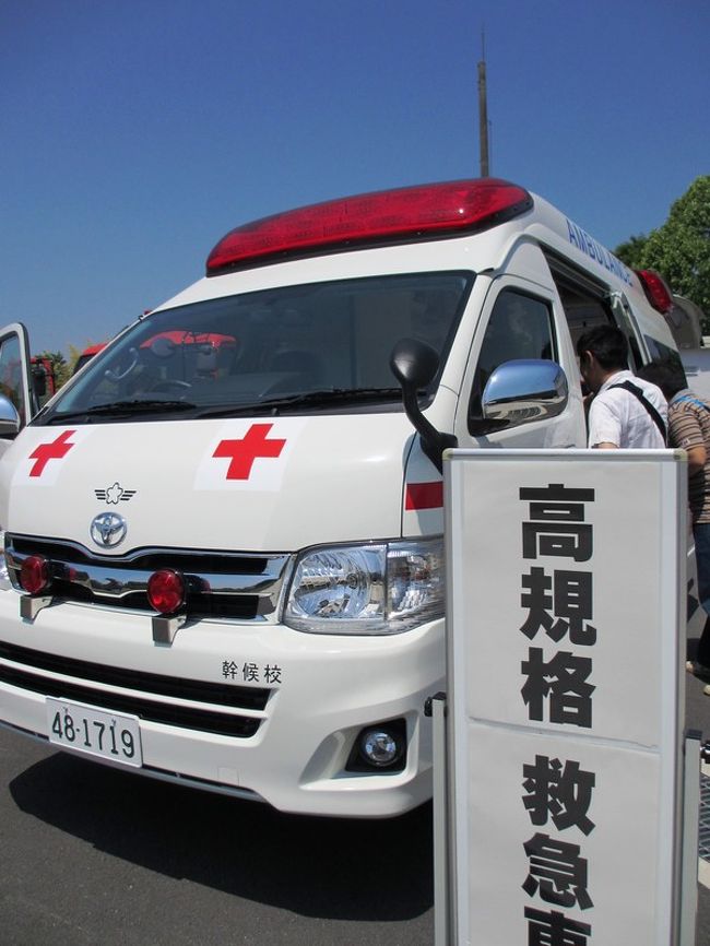 さらにその横には、高規格救急車。<br /><br />普通の救急車と何が違うのかは良くわからないんですが、そばに白衣を着た方がいらっしゃったので、質問すればきっと色々と教えてくれるんだと思います。