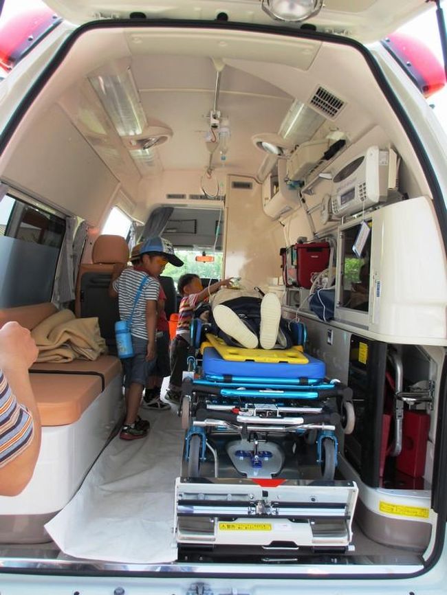 中に横たわっている人の足が見えてビックリしましたが、人形でした^_^;<br /><br />子どもは本物ですよ(笑)