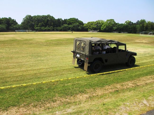 そして、これらの展示の前方は広い草地になってるですが、そこを走る車両には、人がたくさん乗っていました。<br /><br />行列に並ぶと、試乗できます。<br />これは乗ってみたいなぁと思ったんですが、時間があれば後で、と思いつつ結局、並べず^_^;