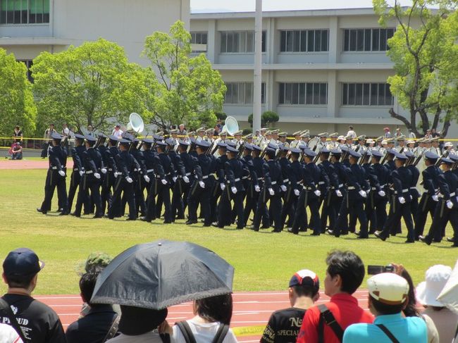 退場しているところ。<br /><br />観閲式とはなんぞや？<br />私も良く知らないのですが、航空自衛隊のHPによると、<br />「航空観閲式は、自衛隊記念日行事の儀式として、実施されるものです。<br />　その目的は、内閣総理大臣（観閲官）の観閲を受けることにより、隊員の使命の自覚及び士気の高揚を図るとともに、航空防衛力の主力を展示し、自衛隊に対する国民の理解と信頼を深めるというものです。<br />　航空観閲式は、陸上自衛隊及び海上自衛隊の協力の下、航空自衛隊の総力を挙げて実施するものであり、世界各国に例を見ない、わが国独自の式典です。」<br /><br />私は結局、この退場シーンしか見てないので何のことやら(笑)