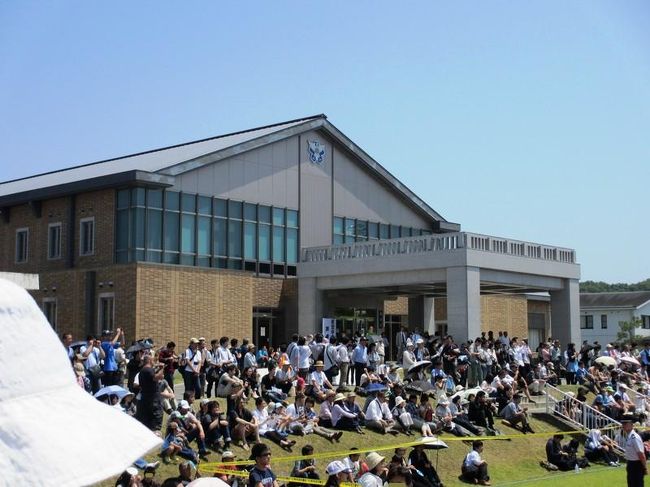 これを見守る人々。<br /><br />この日、黒い靴を履いてた私は、10分も立っていると、靴に太陽の光が吸収されて、焦げるかと思いました^_^;<br /><br />日傘を使いたかったのですが、写真撮るのに邪魔ですしね…。<br /><br />後ろの建物は飛翔館といいます。<br /><br />お昼に、この建物の中で航空中央音楽隊の祝賀演奏がありましたが、見に行けず残念っ。