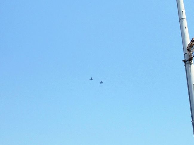 ちょっと近寄ってきたので、だんだん戦闘機の形がわかりますが、上空なので肉眼でも小さいんですけどね^_^;<br /><br />この戦闘機は、どこかの基地から飛んできてるのですが、撮るのに必死で、説明を聞き逃してしまいました(笑)<br /><br />多分、小牧基地かな？<br />午後からのヘリは小牧基地と言ってたので…。