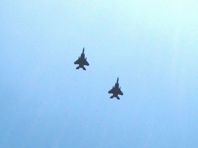 真上に近いところを通過。<br /><br />かなりトリミングしてみました。<br />右上の白くなってるのは太陽です。