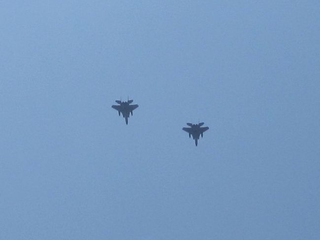 あっという間に反対側へ。<br /><br />周りの人たちも、一斉にくるっと向きを変えます。<br /><br />これもかなりトリミングしてます。