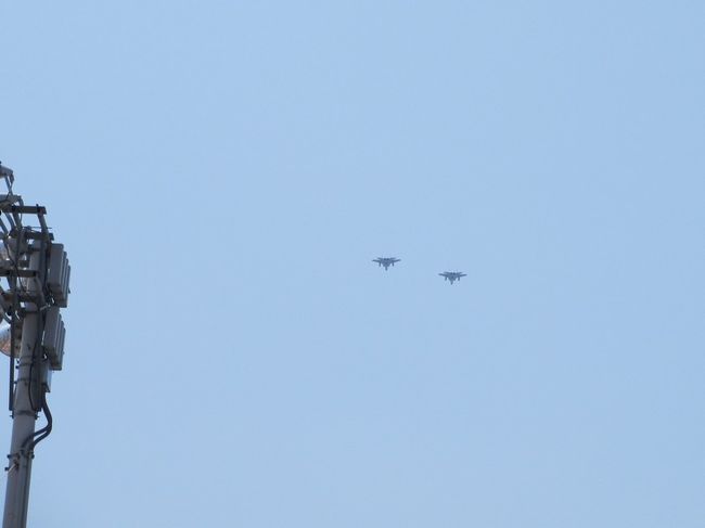 実際にはこんな感じかな。<br /><br />横に柱状の物があるので、コンデジの液晶越しでもこれを目安に撮ることができました。